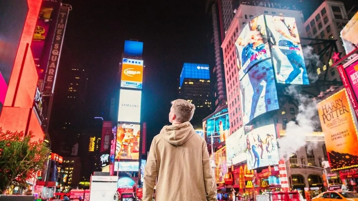 ¿Tiene sentido la publicidad exterior tradicional en un mundo cada vez más digital y de ojos centrados en pantallas móviles? 