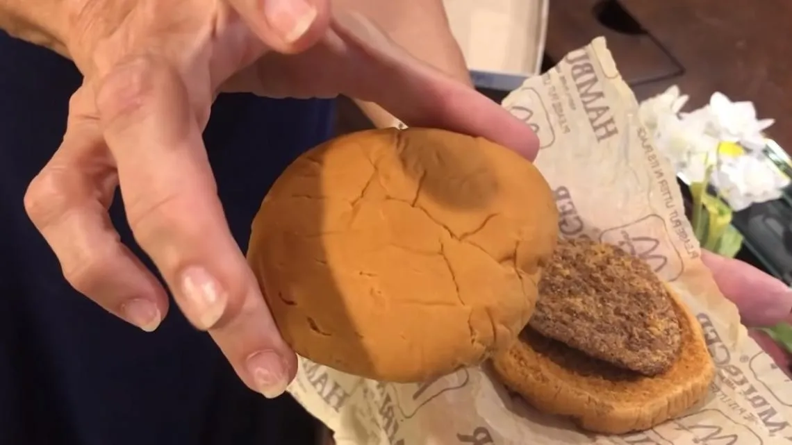 Las hamburguesas que nunca se ponen malas y por qué son un problema de reputación para McDonald's