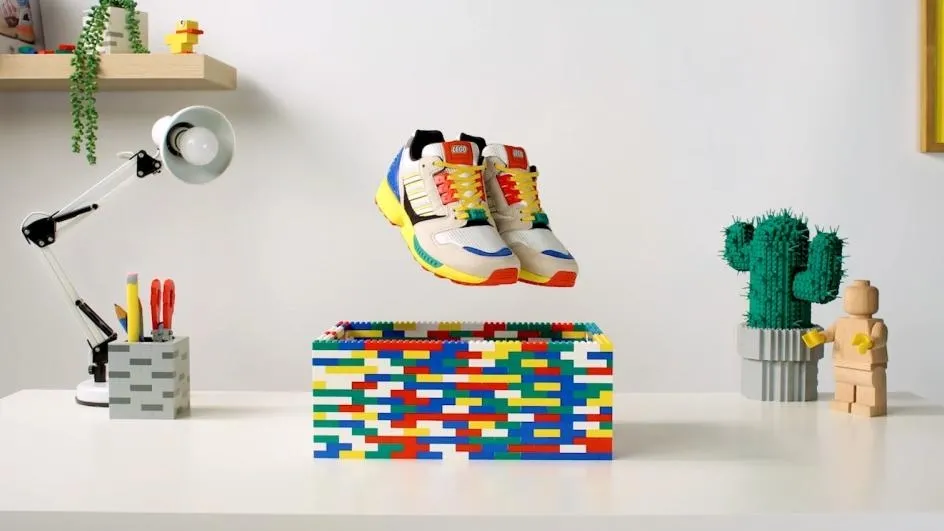 Adidas Originals y el Grupo LEGO se unen para lanzar una versión especial del modelo ZX 8000