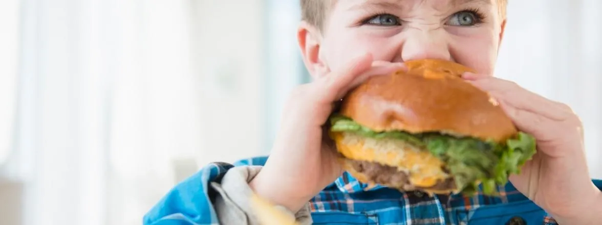 El próximo cambio normativo en publicidad perseguirá los anuncios de comida basura para niños y adolescentes