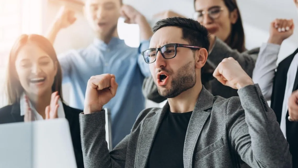 Cómo encontrar incentivos y premios para reforzar la conexión del empleado con la marca 