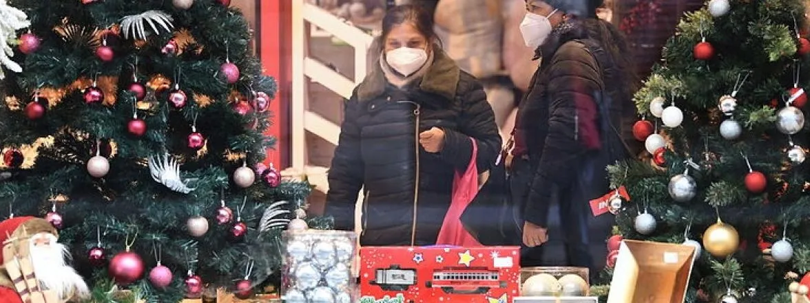 El escaparate navideño en tiendas y comercios durante el año del coronavirus
