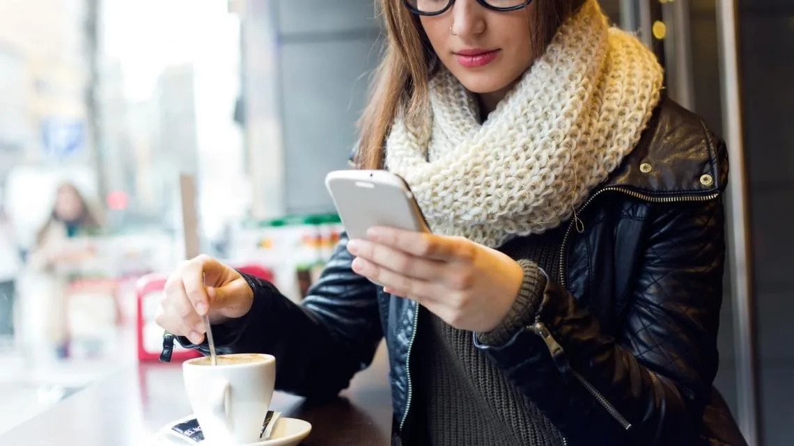 Por qué no somos capaces de despegarnos de los móviles mientras nos tomamos un café y lo que dice de nosotros como consumidores