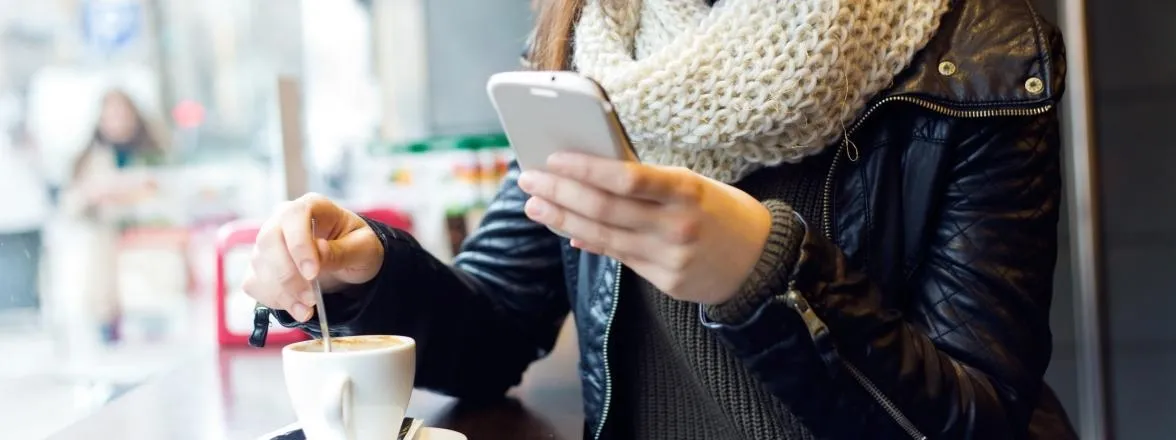 Por qué no somos capaces de despegarnos de los móviles mientras nos tomamos un café y lo que dice de nosotros como consumidores