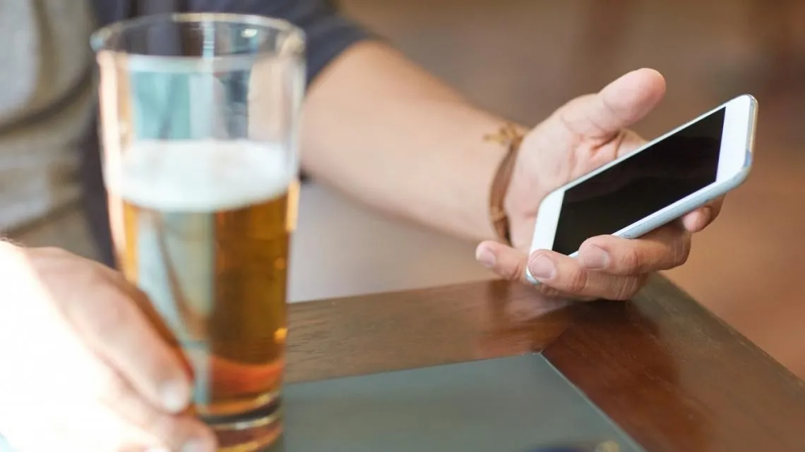 Más del 40% de los jóvenes españoles prefiere renunciar a la cerveza antes que quedarse sin móvil