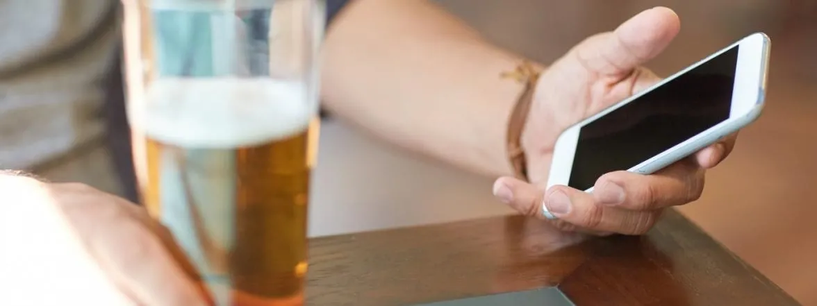Más del 40% de los jóvenes españoles prefiere renunciar a la cerveza antes que quedarse sin móvil