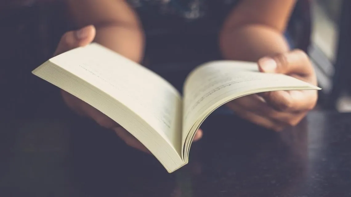 Por qué leer novelas te convertirá en un mejor marketero: empatía, nuevas experiencias y más conocimientos sobre lo que interesa