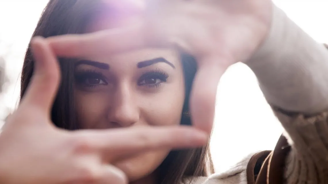 ¿Hacia dónde debe mirar el protagonista de tu anuncio? Todo depende de qué quieres transmitir