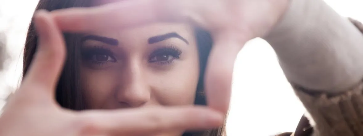 ¿Hacia dónde debe mirar el protagonista de tu anuncio? Todo depende de qué quieres transmitir