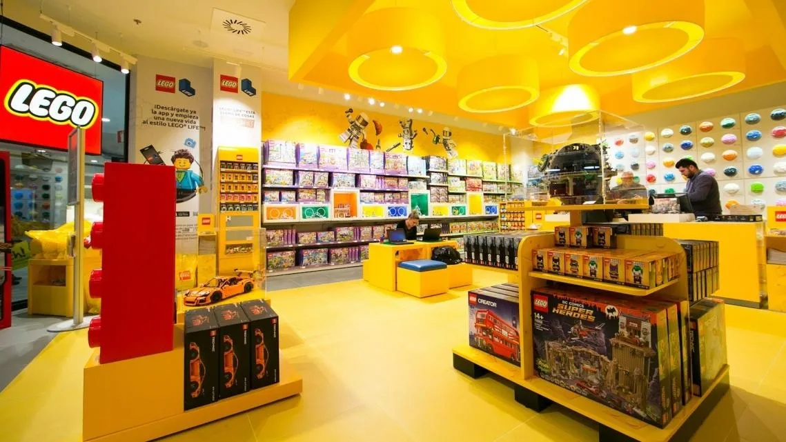 Por qué Lego ha seguido abriendo tiendas y triunfando durante la pandemia: las claves del éxito de su estrategia