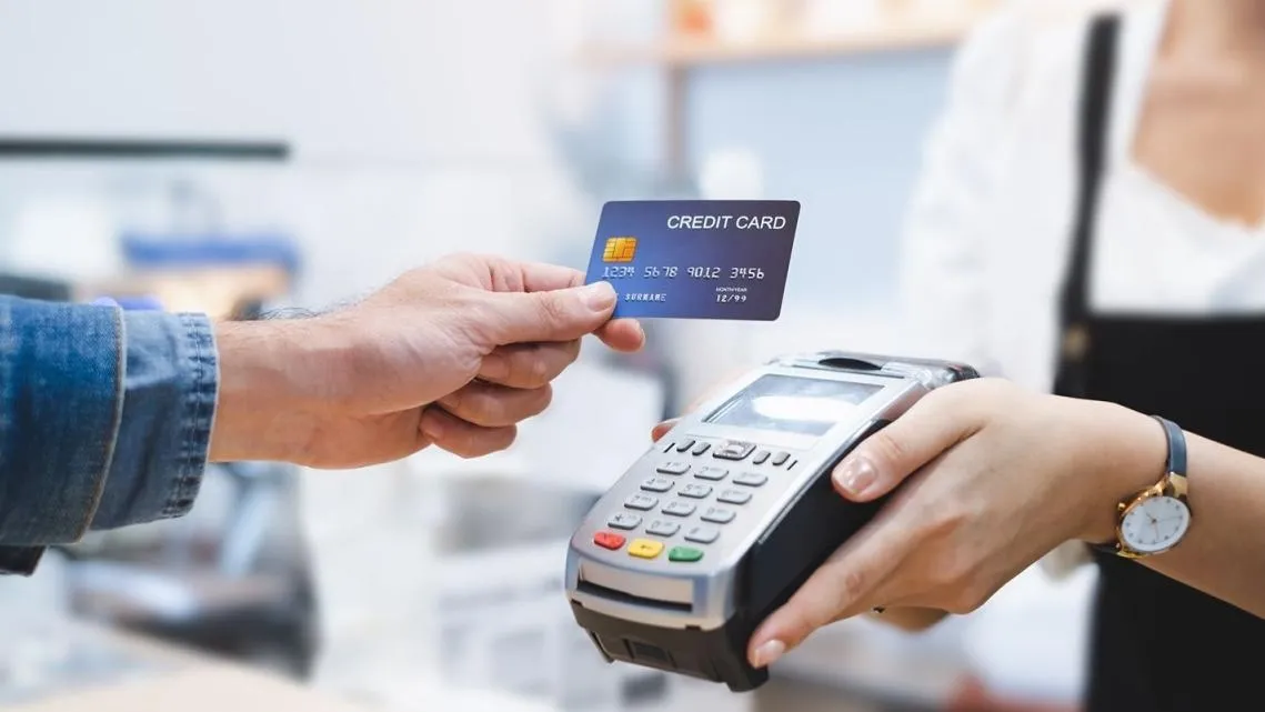 El Neuromarketing y la neurociencia tras las tarjetas de crédito y cómo influyen en las decisiones de compra de los consumidores 