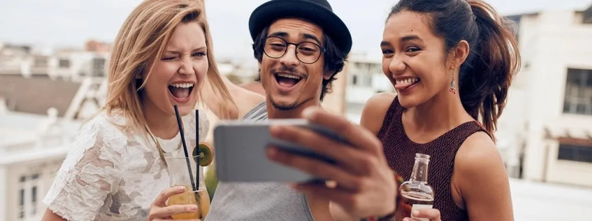 La ilusión del mundo real: del postureo a la era de la autenticidad entre usuarios y marcas