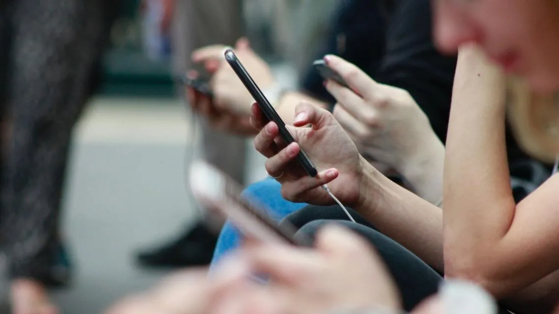 Marcas o influencers: ¿A quién prefieren seguir usuarios y consumidores en las redes y medios sociales?