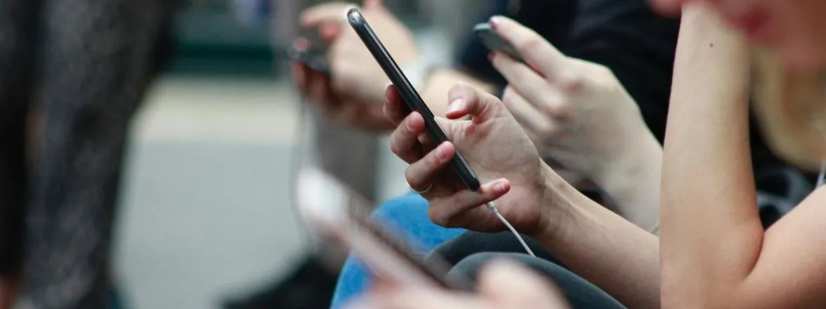 Marcas o influencers: ¿A quién prefieren seguir usuarios y consumidores en las redes y medios sociales?