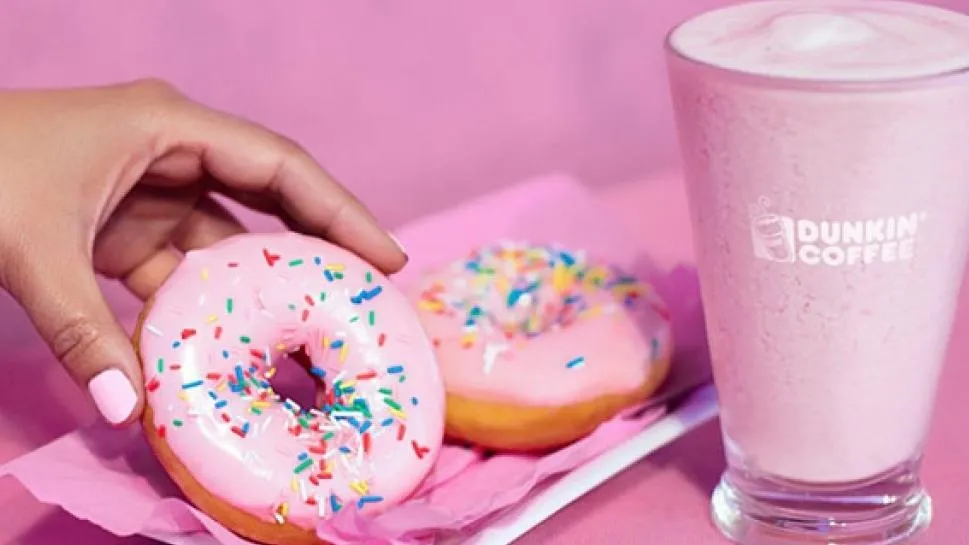 Por qué no para de aparecer comida rosa: lo que dice sobre tendencias de consumo, diseño de producto y social media marketing