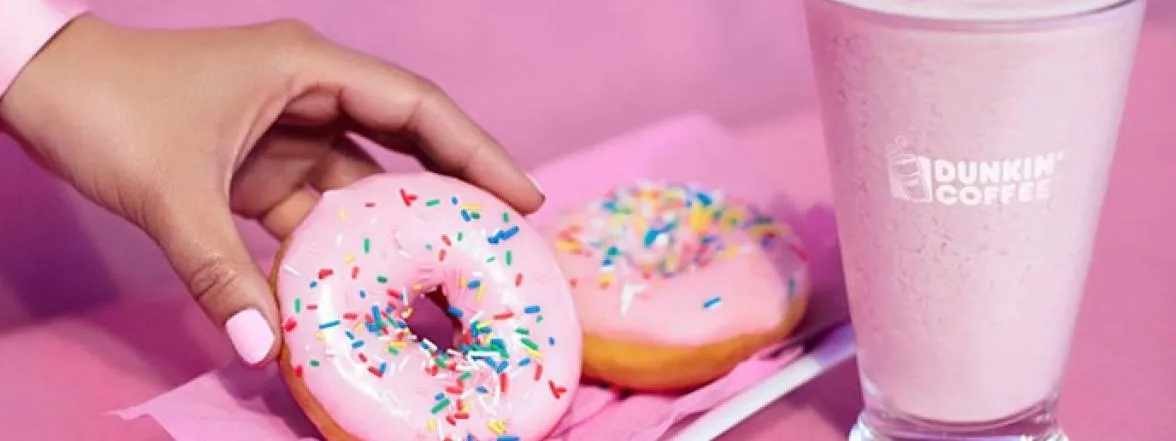 Por qué no para de aparecer comida rosa: lo que dice sobre tendencias de consumo, diseño de producto y social media marketing