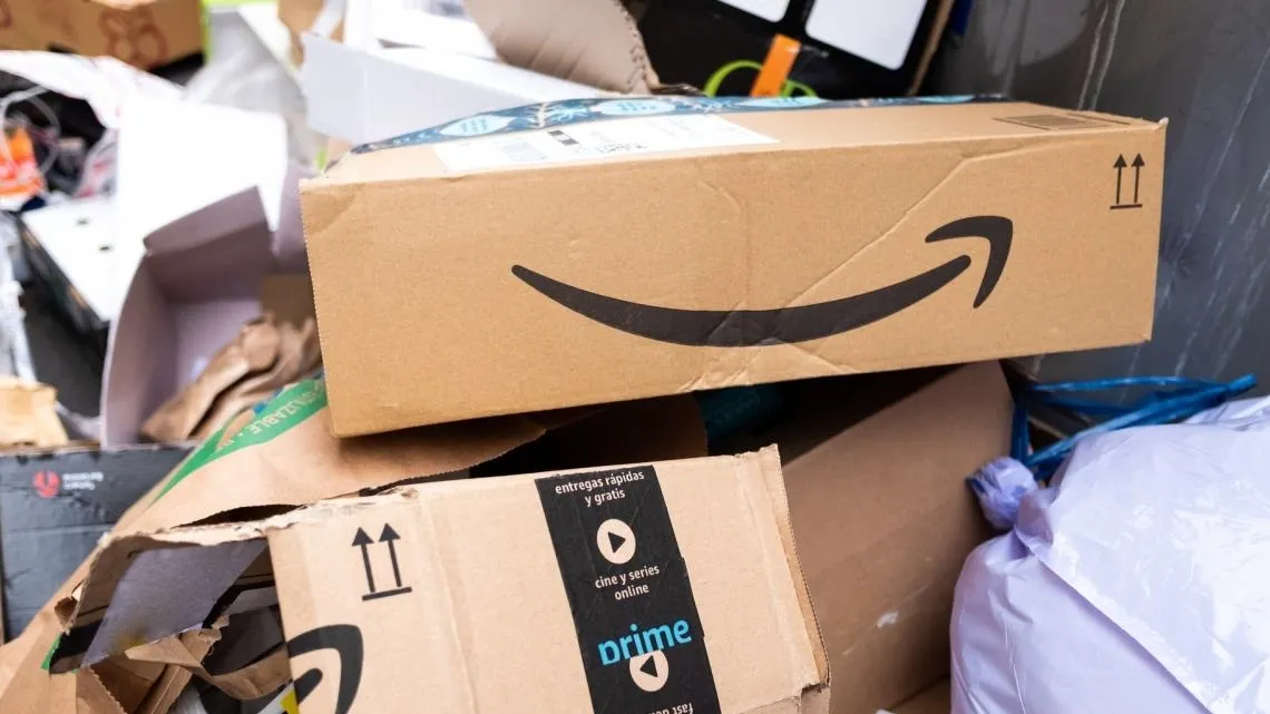 Cada día se destruyen miles de productos: Así convierte Amazon en basura los productos no vendidos