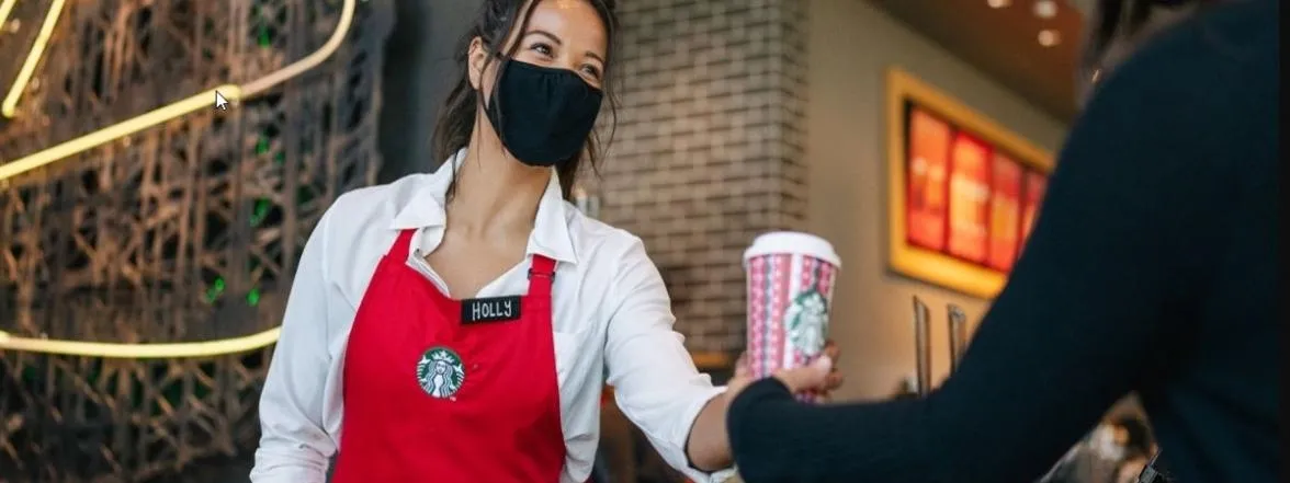Cómo Starbucks ha logrado convertir sus propias tazas en un objeto de deseo y todo un clásico navideño