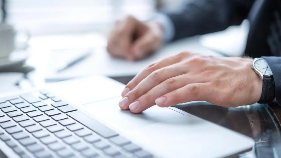 Análisis comparativo de la experiencia digital: cómo se sitúan diversos sectores en la era tecnológica para 2022