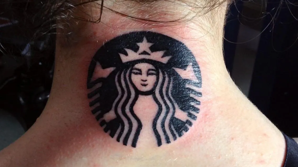 El por qué del skinvertising, qué lleva a la gente a tatuarse los logos de las marcas