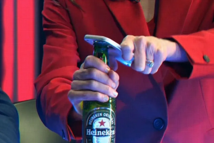 Lo que el último anuncio de Heineken dice sobre la potencial nueva obsesión de las marcas: campañas para consumidores quemados 