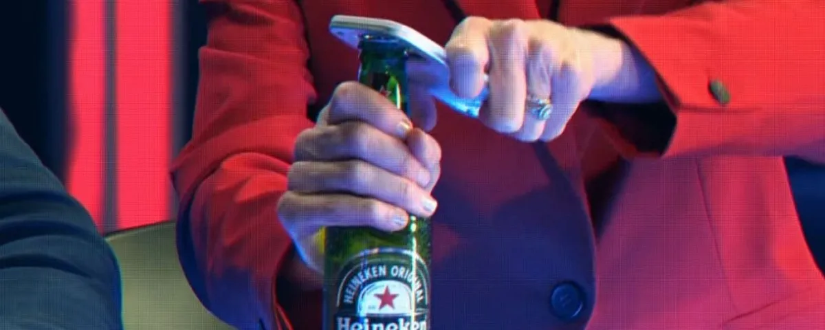 Lo que el último anuncio de Heineken dice sobre la potencial nueva obsesión de las marcas: campañas para consumidores quemados 