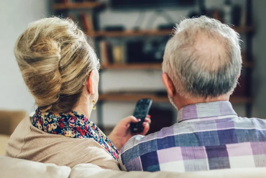 La paradoja de la publicidad televisiva: las marcas olvidan a la tercera edad y se centran en unos jóvenes que ignoran por completo los anuncios 