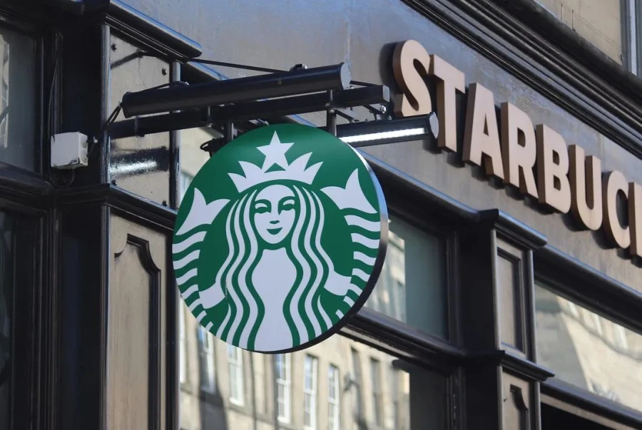 Starbucks en lugares sensacionales: asentarse en lugares icónicos como estrategia de marca 