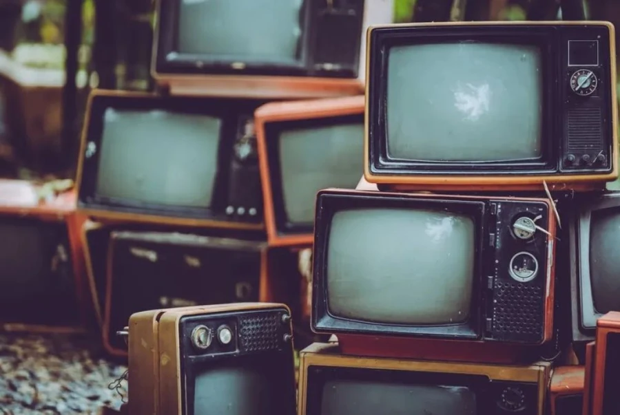 La televisión tradicional agoniza: ¿Será la crisis de la inflación el golpe de gracia a la drástica caída de la inversión publicitaria?