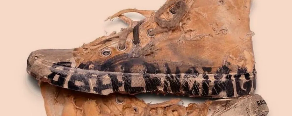 Lo que unas zapatillas zarrapastrosas de Balenciaga dicen sobre el poder de las marcas