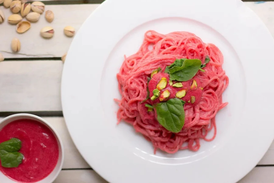 En 2023 todos los restaurantes querrán que comas cosas rosas: la razón está en el marketing