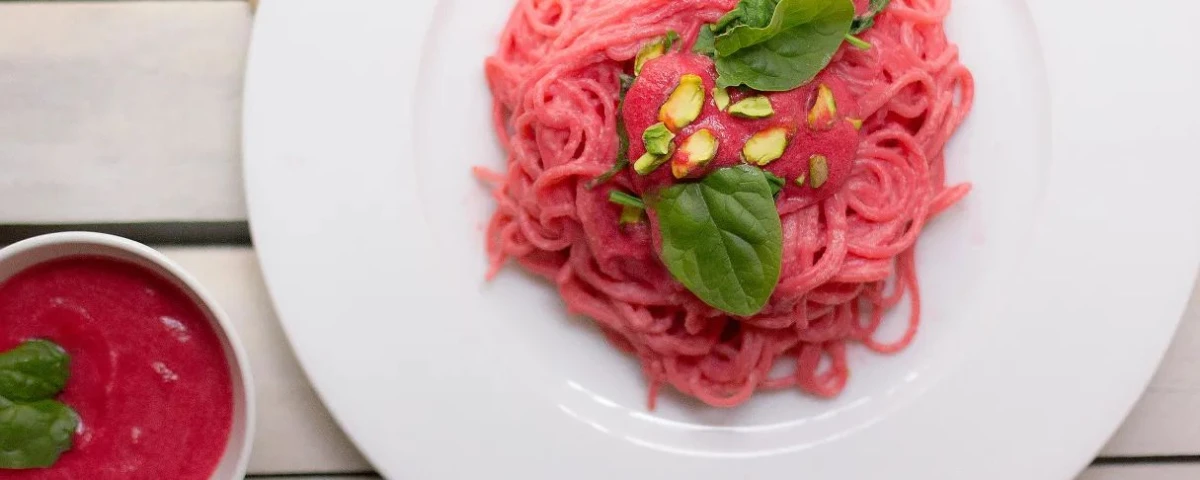 En 2023 todos los restaurantes querrán que comas cosas rosas: la razón está en el marketing