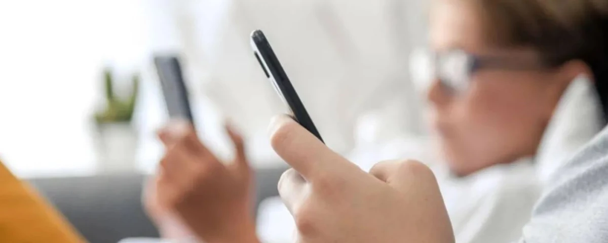 Así son los niños del siglo XXI: ultraconectados y encerrados en sus casas