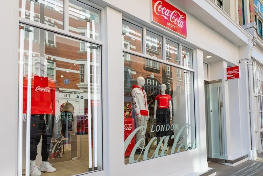 Por qué y para qué acaba de abrir Coca-Cola su primera tienda europea: la clave está en la experiencia de marca
