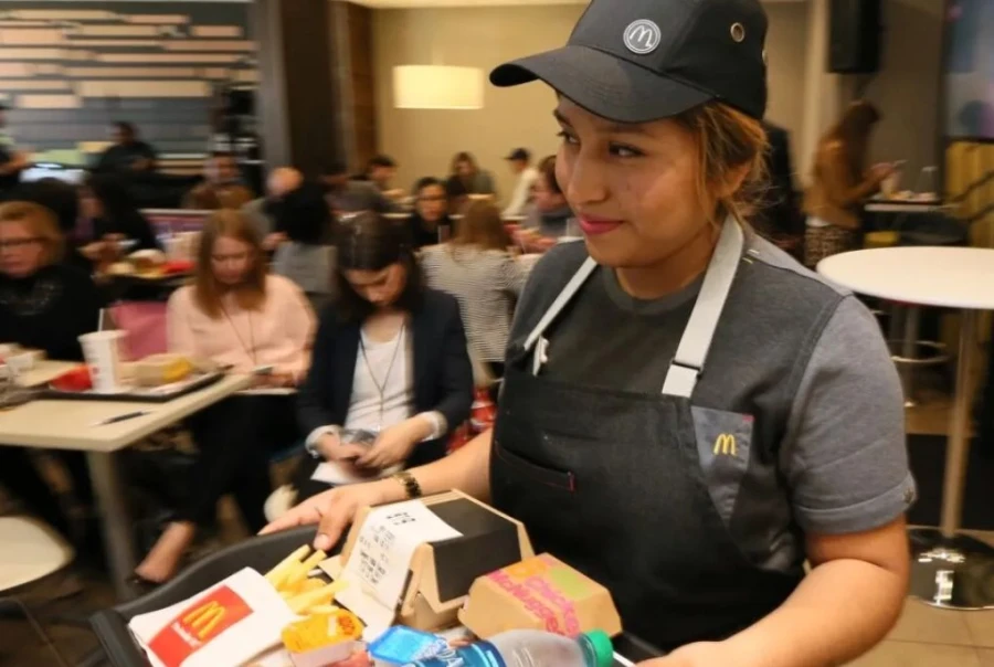 Así es como McDonald’s y Burger King apuestan por subir de nivel en la experiencia del cliente al llevarte la comida a la mesa