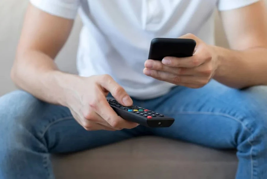 Ver la tele y mirar el móvil: más de la mitad de los españoles ve la televisión con el móvil en la mano