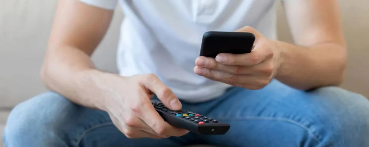 Ver la tele y mirar el móvil: más de la mitad de los españoles ve la televisión con el móvil en la mano