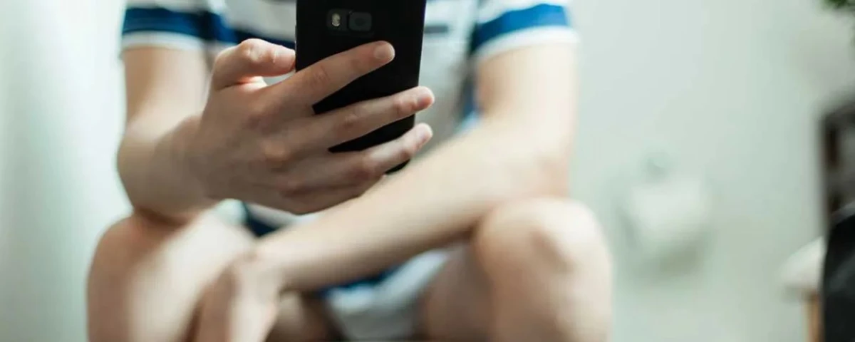 La mayoría de los españoles no se separa del móvil ni para ir al baño: lo que esto dice a los marketeros