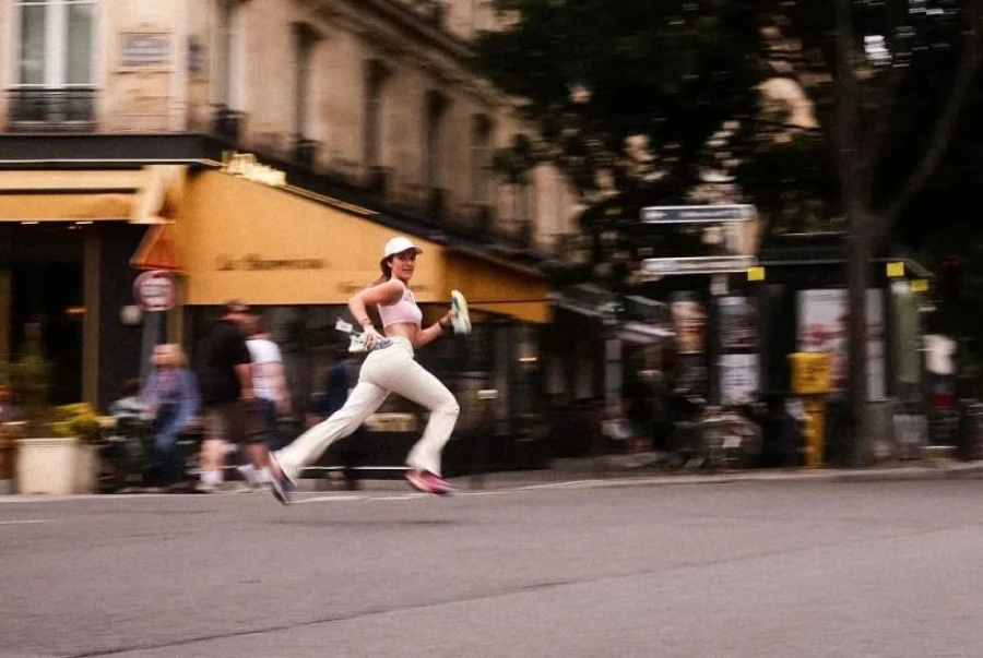 Un corredor olímpico a la captura de los 'Ladrones' de Distance en una promoción revolucionaria en París