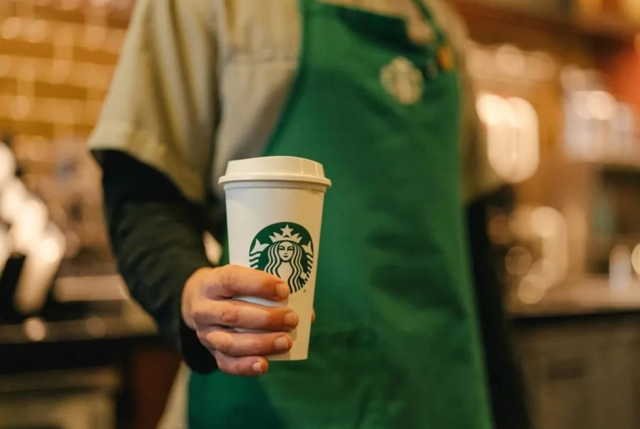 ¿Por qué el mandil corporativo de Starbucks es verde? Así nació y se asentó una pieza clave de la identidad de marca de la compañía 
