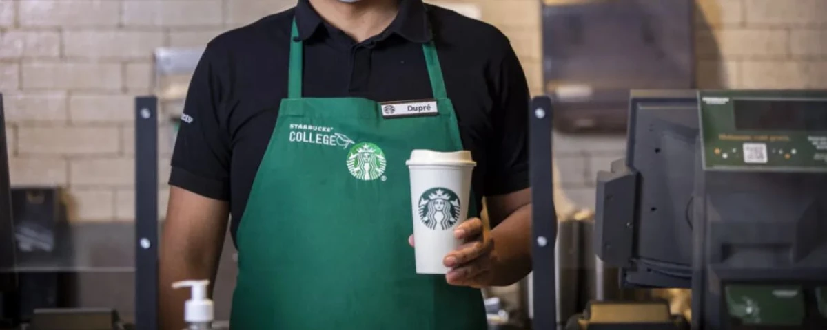 ¿Por qué el mandil corporativo de Starbucks es verde? Así nació y se asentó una pieza clave de la identidad de marca de la compañía 