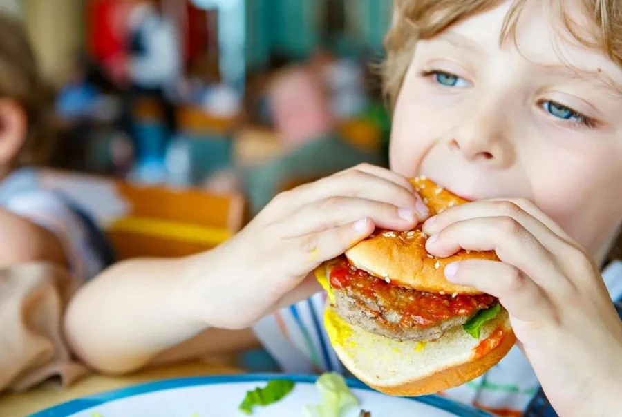 La exposición constante a la publicidad de alimentos no saludables aumenta el deseo y el consumo de estos productos en los niños