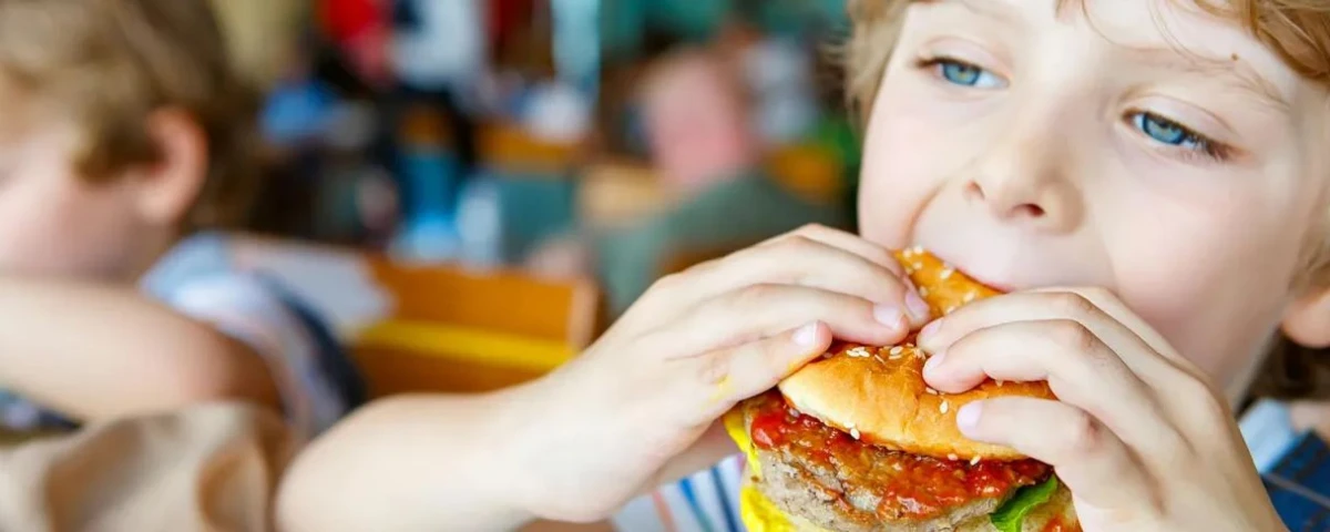 La exposición constante a la publicidad de alimentos no saludables aumenta el deseo y el consumo de estos productos en los niños