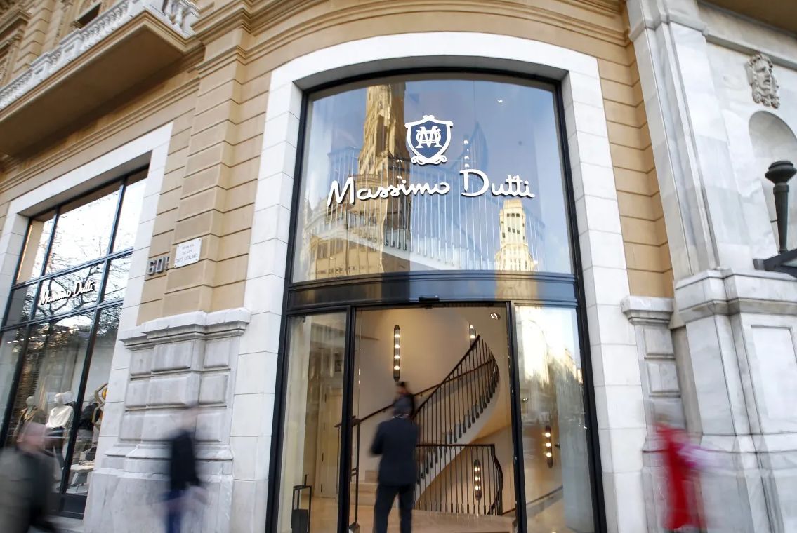 Massimo Dutti se suma a la tendencias de las marcas de lujo en la moda renovando su logotipo