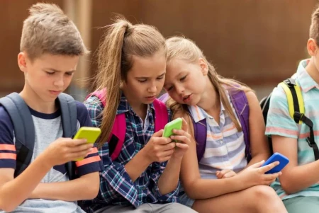 El retrato de la infancia hiperconectada: el 80% de los niños en redes sociales antes de la adolescencia