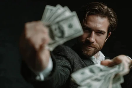 Profesionales financieros se unen contra Meta por permitir usar sus identidades en anuncios que promueven inversiones fraudulentas en Facebook