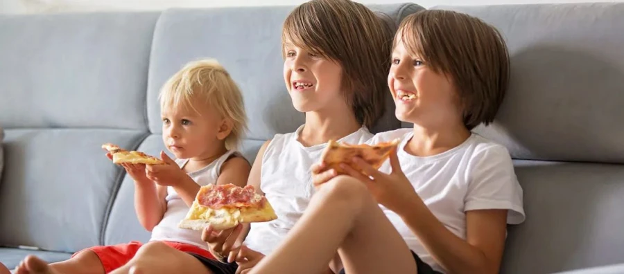Publicidad de comida basura: la invasión silenciosa que moldea hábitos y distorsiona la relación con la comida infantil