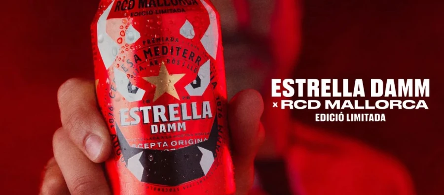 Estrella Damm conmemora más de veinte años junto al RCD Mallorca con una lata especial de colección