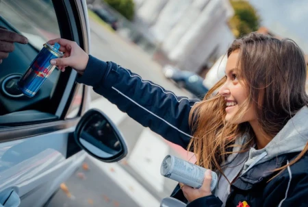 A los consumidores les encanta que las marcas les regalen cosas: el poder inagotable del sampling