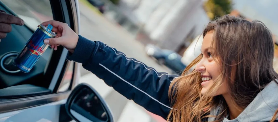 A los consumidores les encanta que las marcas les regalen cosas: el poder inagotable del sampling